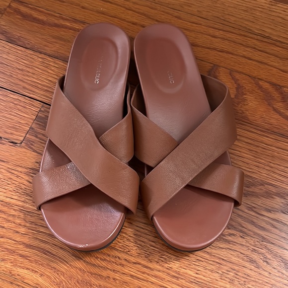 Banana Republic Brown Cross Strap Sandals / Slides Size 7 - Picture 2 of 6